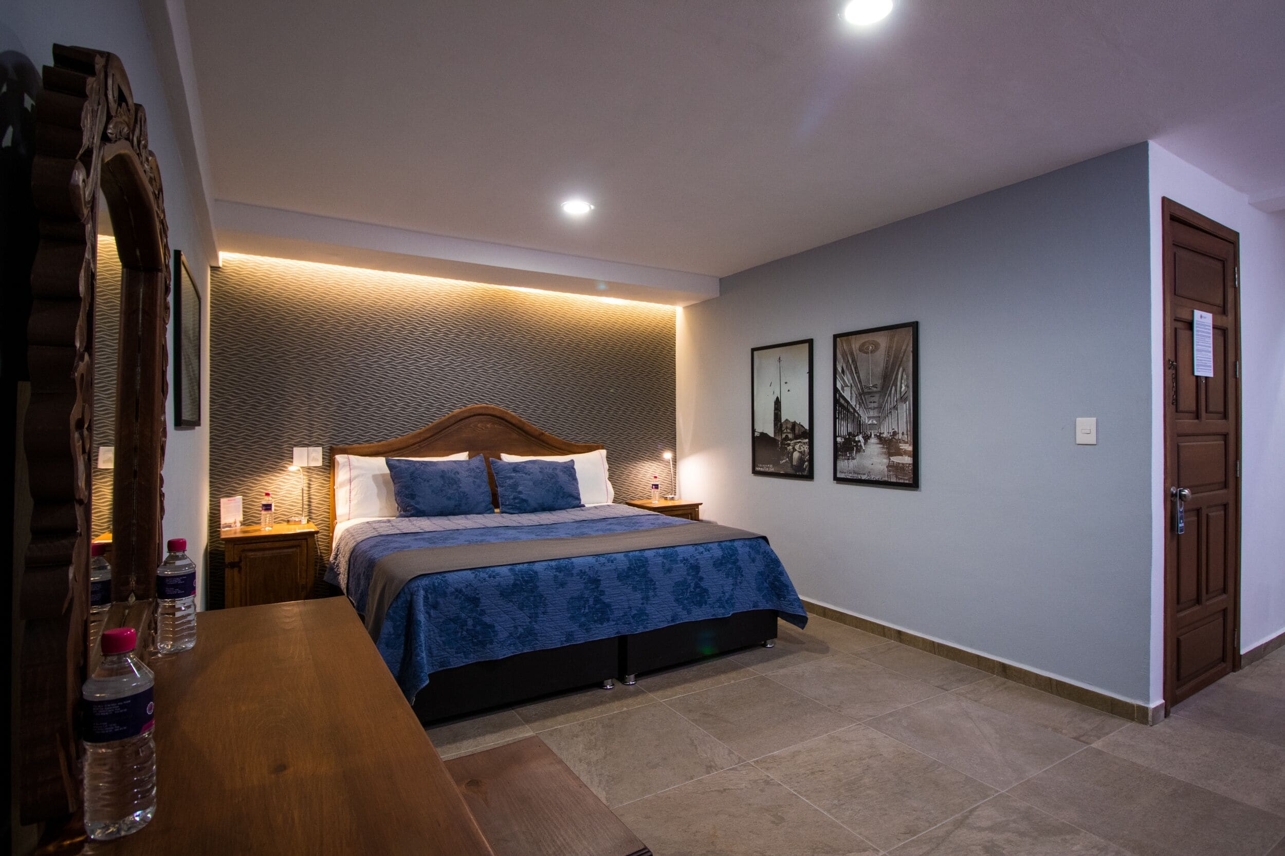 Suite estudio empresarial | Edredón, decoración personalizada y tabla de planchar con plancha 