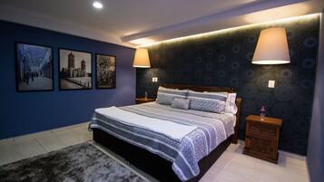 Business Studio Suite | Down comforters, individually decorated, iron/ironing board, free WiFi