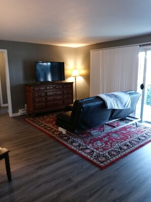 2 slaapkamers, een strijkplank/strijkijzer, gratis wifi, beddengoed