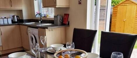 Frigorífico, microondas, placa de cocina y lavavajillas