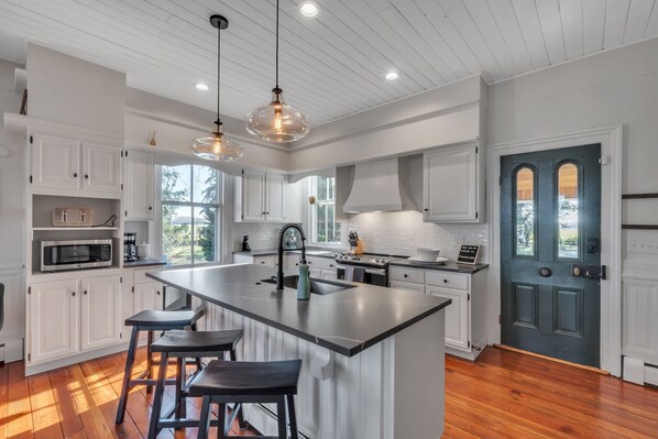 Fridge, microwave, oven, stovetop - Luxe WATERFRONT Home - Welcome to The Foxtail (Bridgeton)