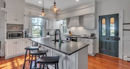 Luxe WATERFRONT Home - Welcome to The Foxtail