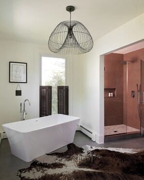 Bathtub, hair dryer, towels, soap - Waterfront Farmhouse Retreat w/ Hot Tub & Fire Pit (Bridgeton)