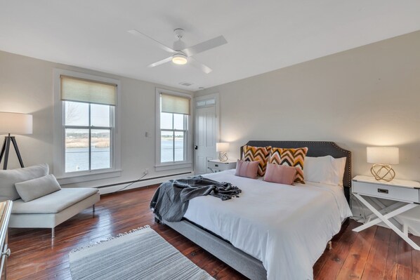 4 bedrooms, desk, iron/ironing board, WiFi