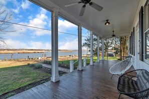 Terrace/patio - Luxe WATERFRONT Home - Welcome to The Foxtail (Bridgeton)