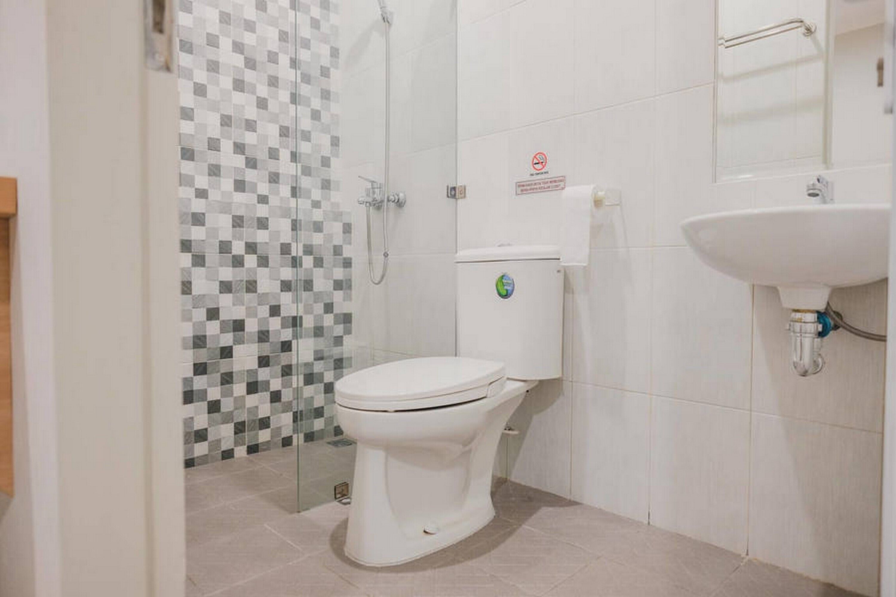 shower, free toiletries, towels, soap