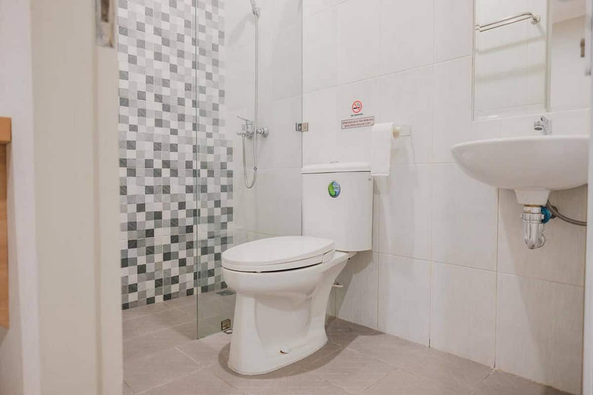 shower, free toiletries, towels, soap