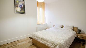 2 slaapkamers, een strijkplank/strijkijzer, reisbedje, gratis wifi