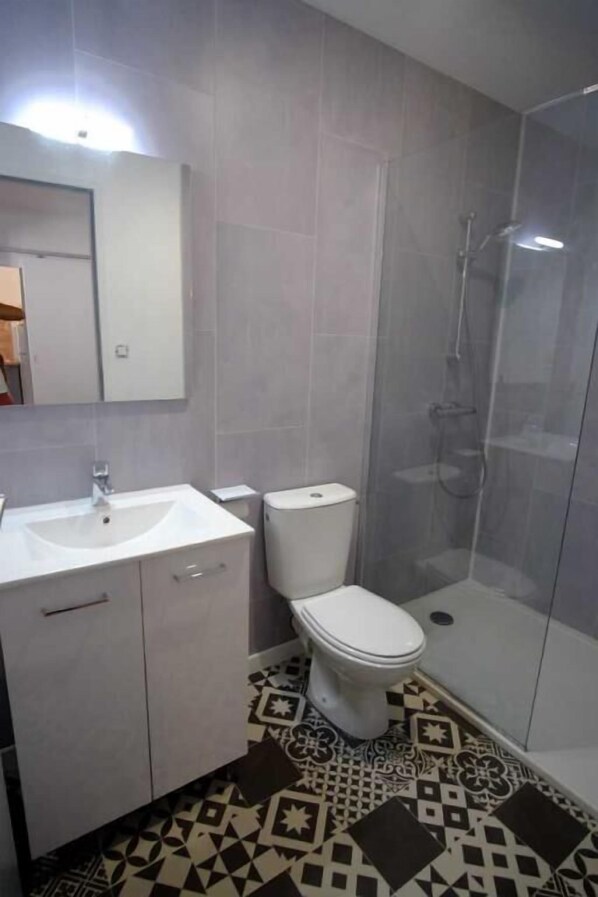 Douche, sèche-cheveux