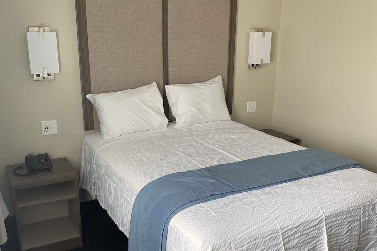 Een bureau, een strijkplank/strijkijzer, gratis wifi, beddengoed