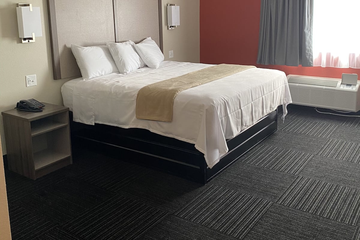 Een bureau, een strijkplank/strijkijzer, gratis wifi, beddengoed