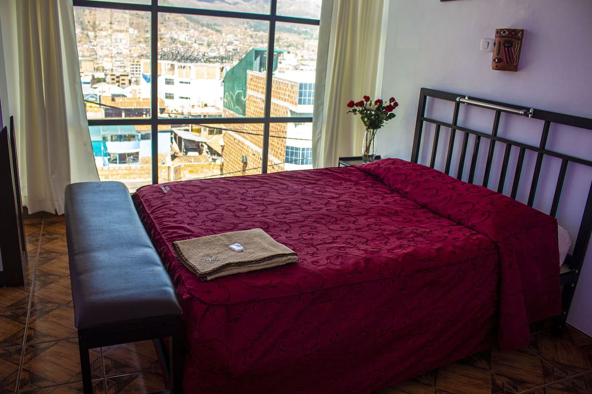 Tabla de planchar con plancha, wifi gratis y ropa de cama