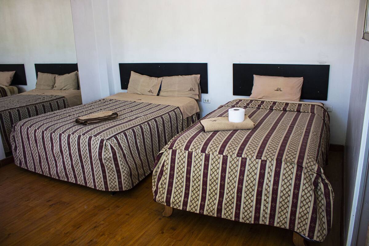 Tabla de planchar con plancha, wifi gratis y ropa de cama