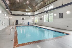 Innendørsbasseng og solsenger