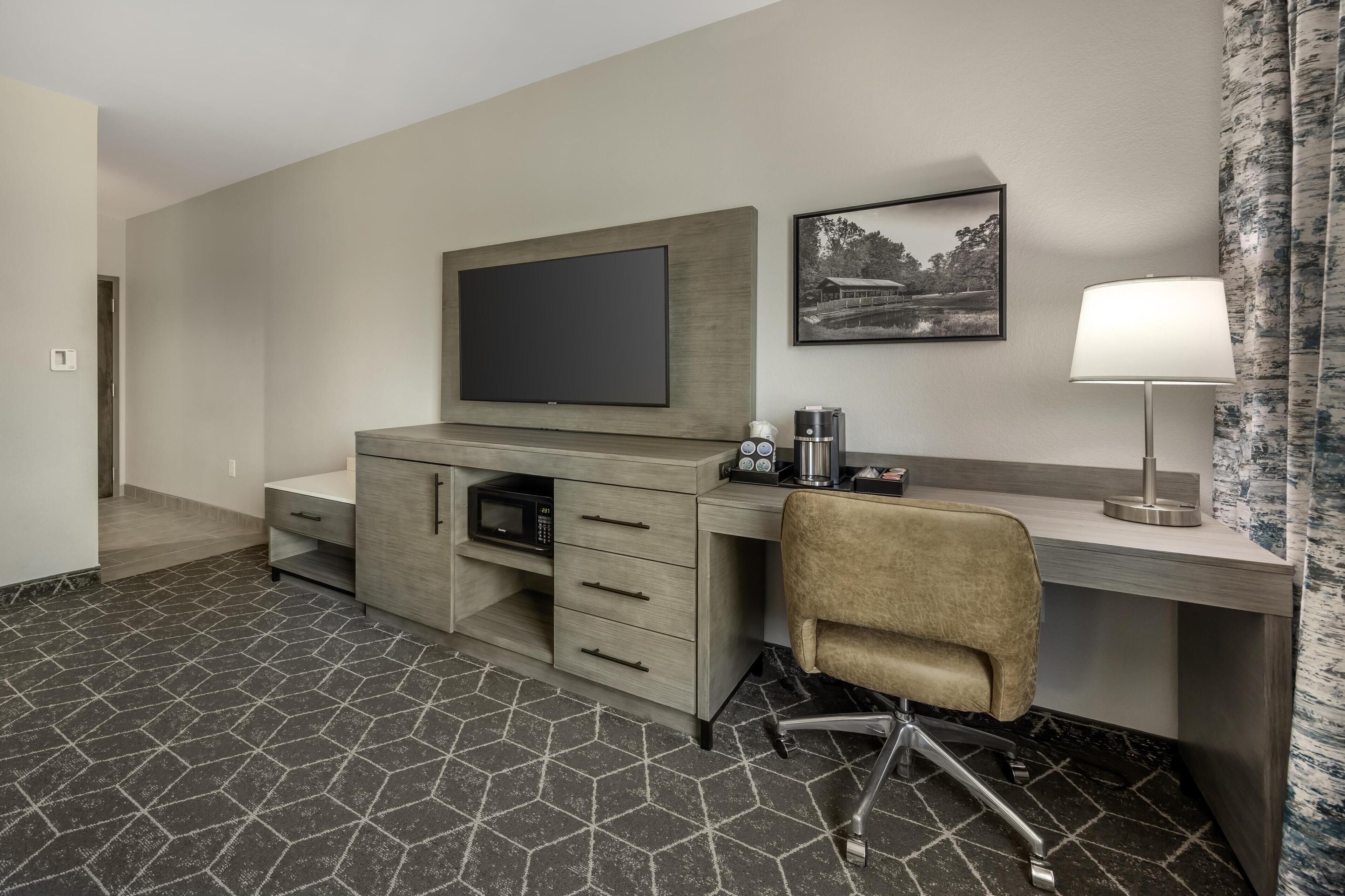 standard room, 1 king bed, non smoking, refrigerator & microwave | 1 bedroom, desk, laptop workspace, blackout curtains