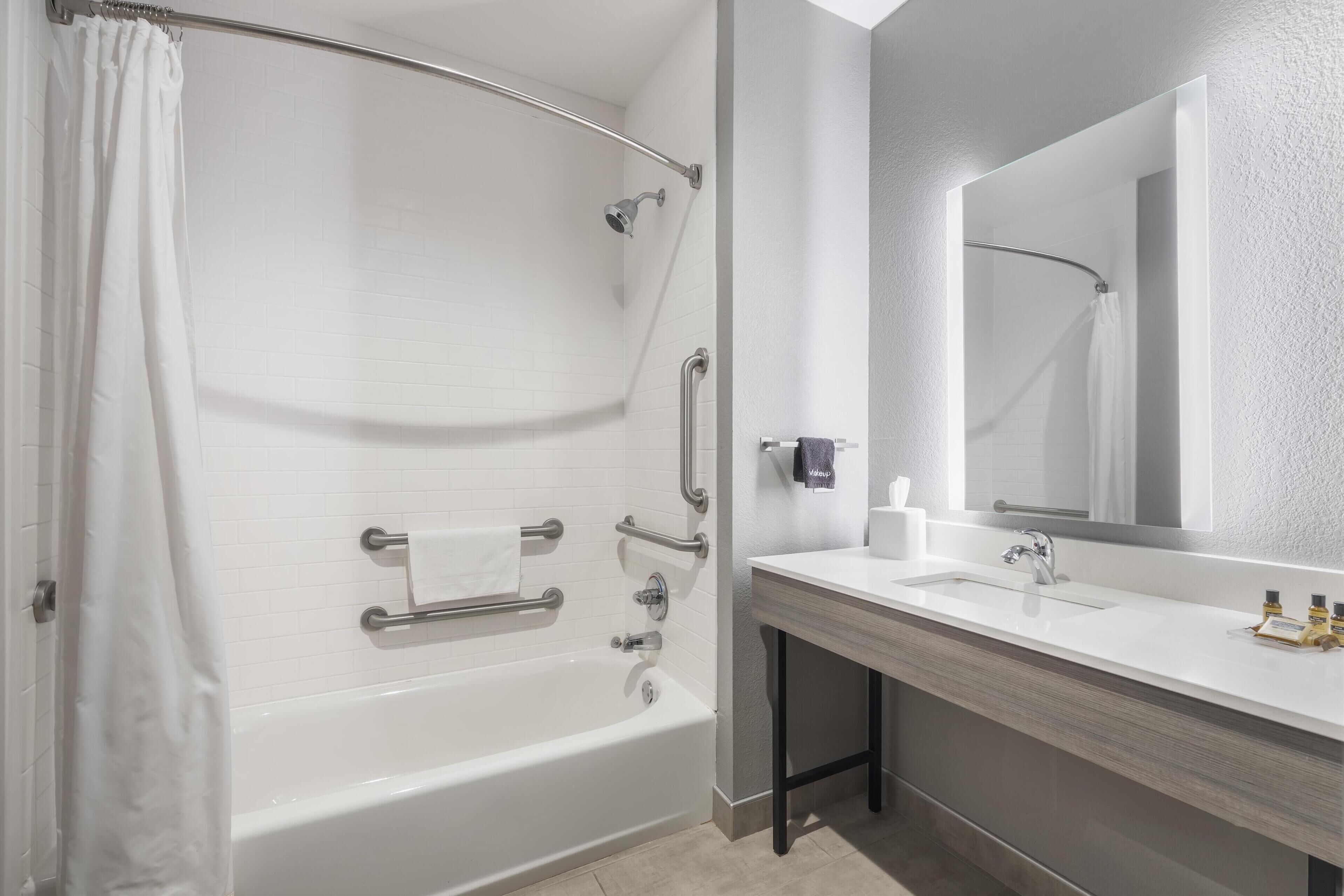 Un baño moderno con bañera, ducha y lavamanos.