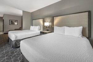 Escritorio, espacio para trabajar con laptop y cortinas blackout 