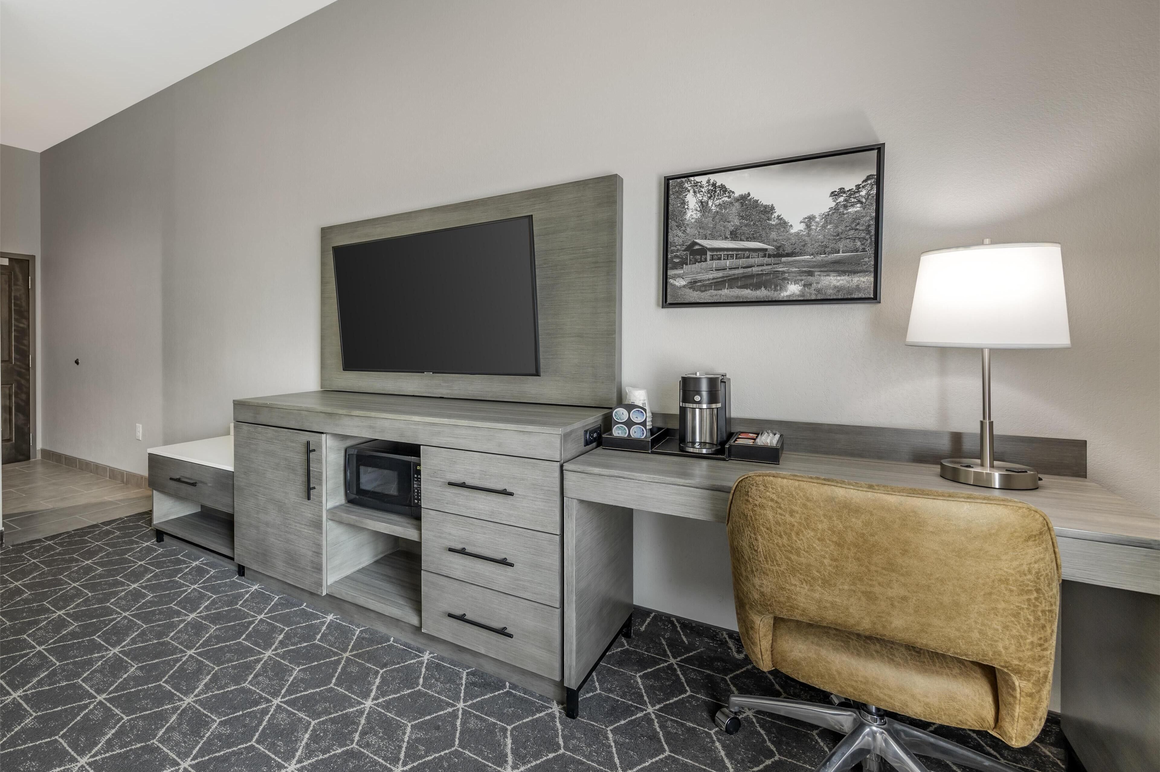 standard room, 1 king bed, non smoking, refrigerator & microwave (1st floor) | 1 bedroom, desk, laptop workspace, blackout curtains