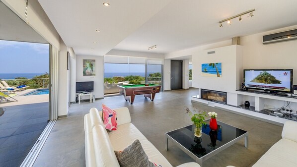 Fernseher, Kamin, Tischfußball