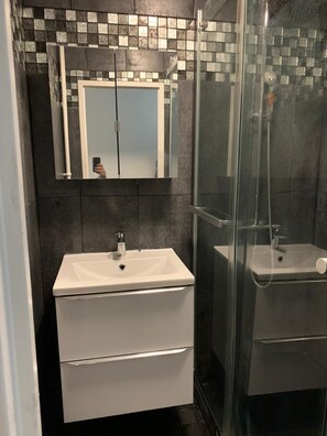 Badewanne, kostenlose Toilettenartikel, Haartrockner, Toilettenpapier