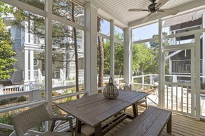 Outdoor dining - Available for Holiday Stays! Professionally Decorated! 5 Bikes! Golf Cart! (Panama City Beach)