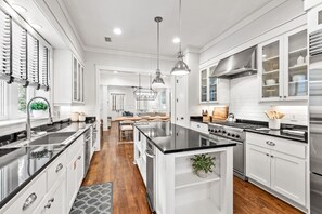 Fridge, microwave, oven, stovetop - Available for Holiday Stays! Professionally Decorated! 5 Bikes! Golf Cart! (Panama City Beach)