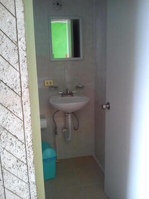Standard Double Room | Bathroom sink - Hotel America by Rotamundos (Parras)