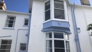 A corner building with a bay window and a dormer window. - Harbour Lodge B&B (Paignton)
