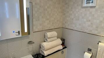 Comfort-Vierbettzimmer, mit Bad | Badezimmer