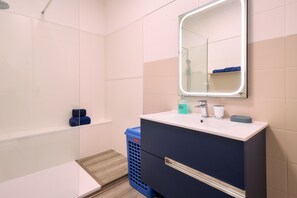 Tina, secadora de cabello, toallas, jabón 