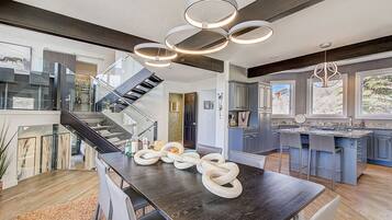 منزل فاخر | تناول الطعام داخل الغرفة