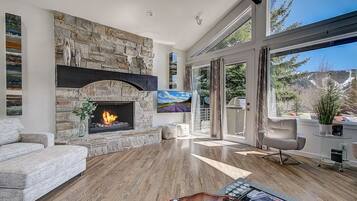 منزل فاخر | منطقة المعيشة | تلفزيون بشاشة مسطحة، برامج وأفلام نتفليكس، خدمات بث