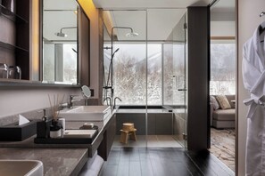 Separate bathtub and shower, rainfall showerhead, designer toiletries - Higashiyama Niseko Village, a Ritz-Carlton Reserve (Niseko)