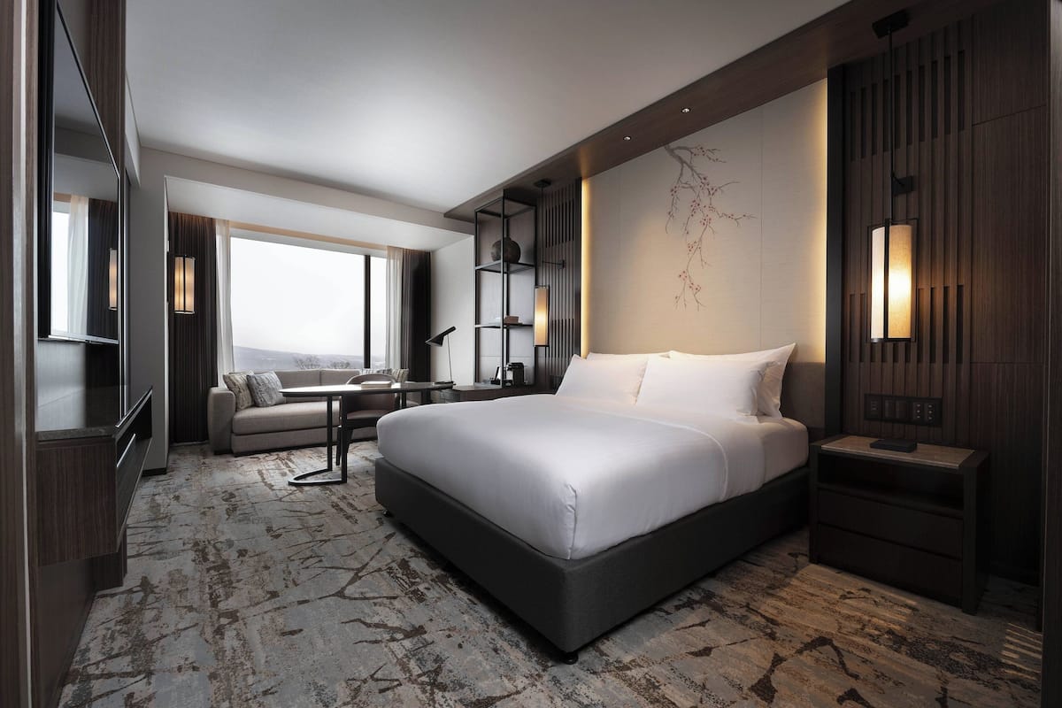 Huone, 1 suuri parisänky, tupakointi kielletty | Minibaari, tallelokero huoneessa, yksilöllisesti kalustettu, työpöytä