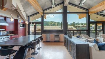 Condo de lujo | Cocina privada | Refrigerador con congelador, microondas, horno y parrilla de estufa