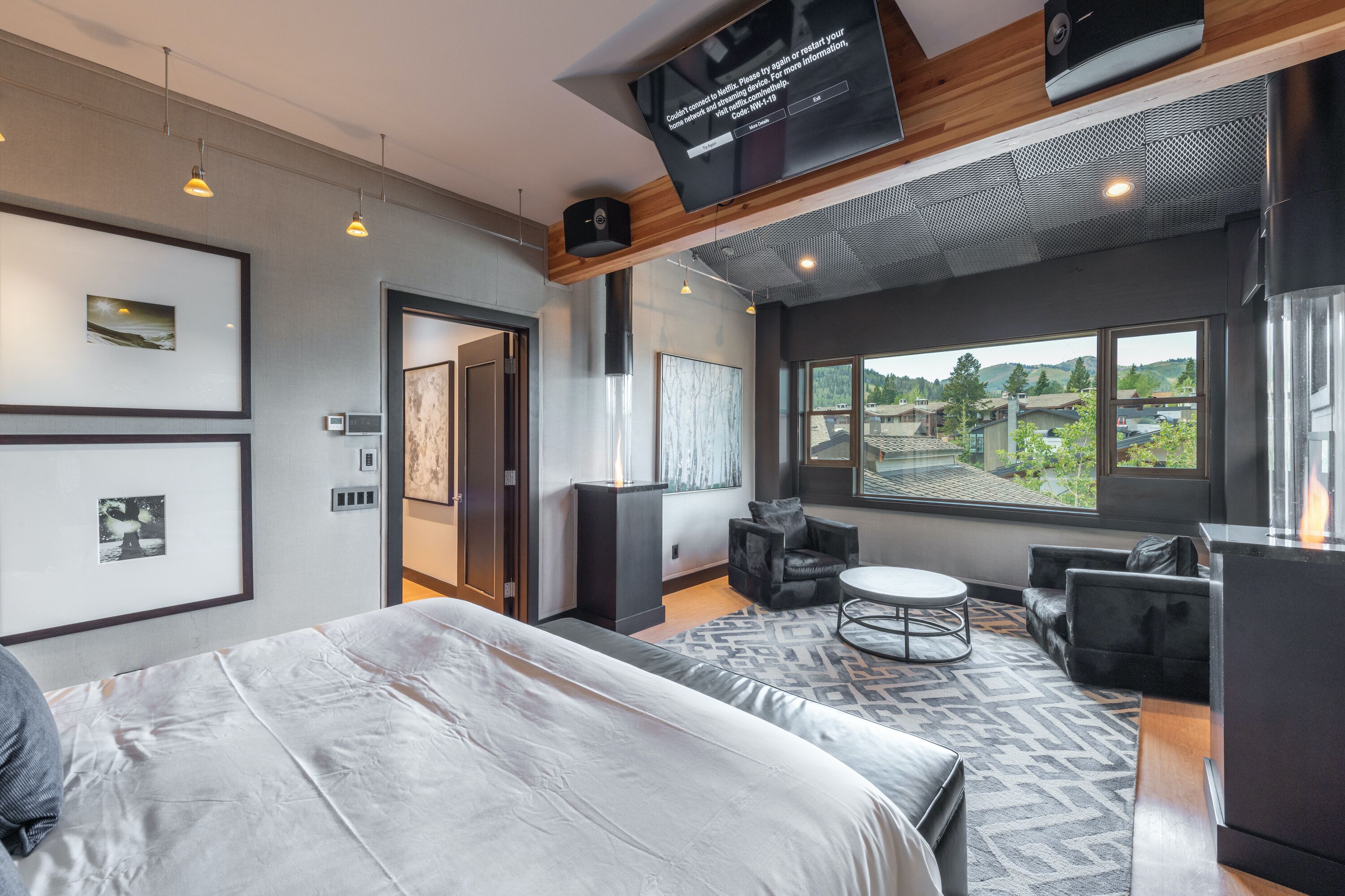 ลักซ์ชัวรี่คอนโด | เครื่องนอนระดับพรีเมียม, ผ้านวมขนเป็ด, ห้องพักตกแต่งอย่างมีเอกลักษณ์