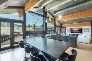 ラグジュアリー コンドミニアム | 専用キッチン | 大型冷蔵庫、電子レンジ、オーブン、コンロ