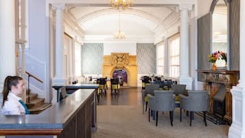 Lobby lounge
