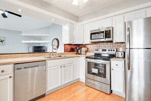 Refrigerador, microondas, horno y lavavajillas