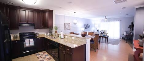 Réfrigérateur, four à micro-ondes, un four, surface de cuisson