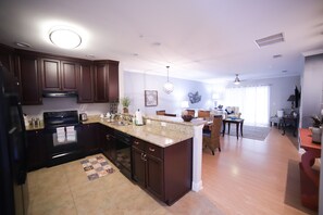 ثلاجة، ميكروويف، فرن، موقد طهي مسطح