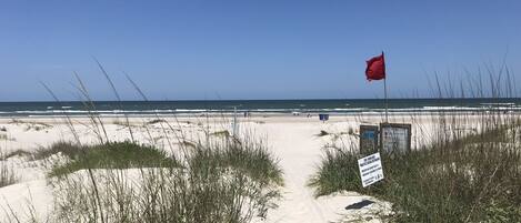 In Strandnähe, Liegestühle, Strandtücher