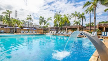 Una piscina al aire libre (de 09:00 a 20:00), sombrillas, tumbonas