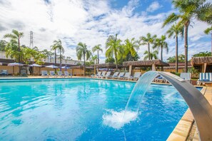 Outdoor pool, open 9:00 AM to 8:00 PM, pool umbrellas, pool loungers - Sumaré Park Hotel (Sumare)