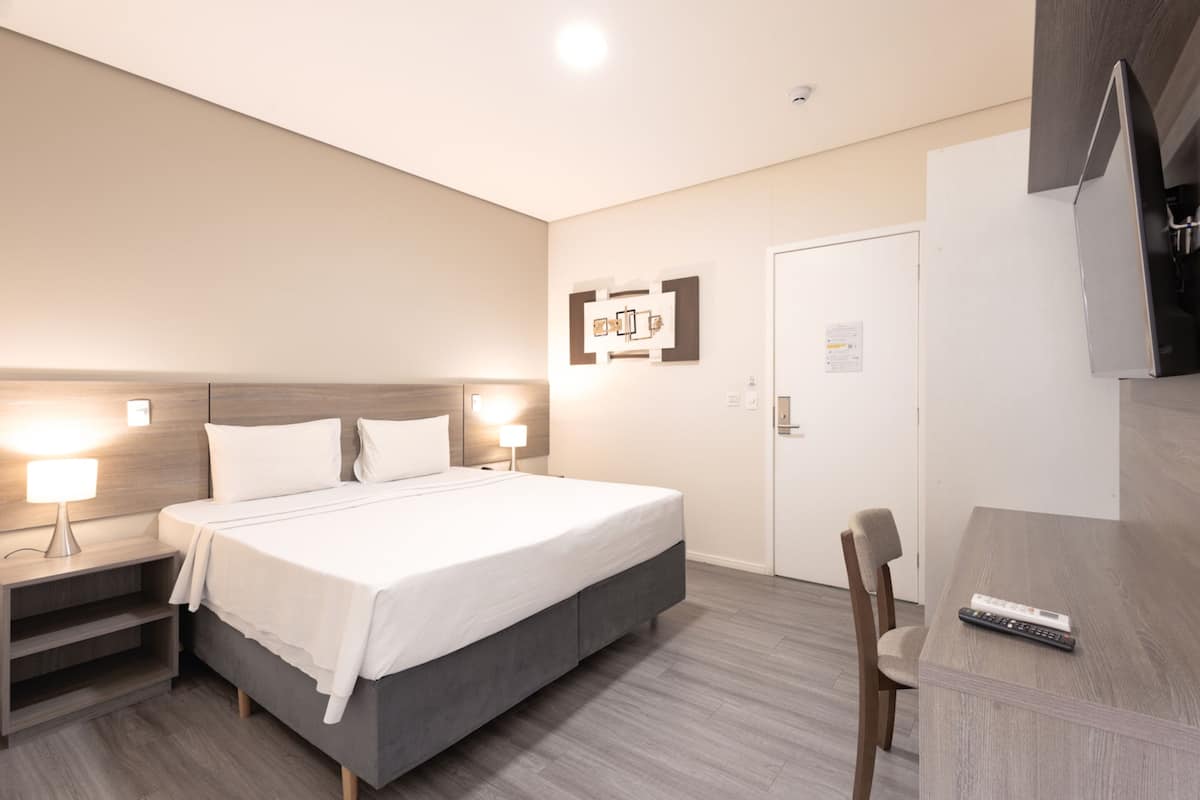 Doppia Standard, 1 letto queen | Minibar, postazione laptop, tende oscuranti, Wi-Fi gratuito
