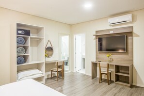 Deluxe Double Room, Jetted Tub | Television - Sumaré Park Hotel (Sumare)