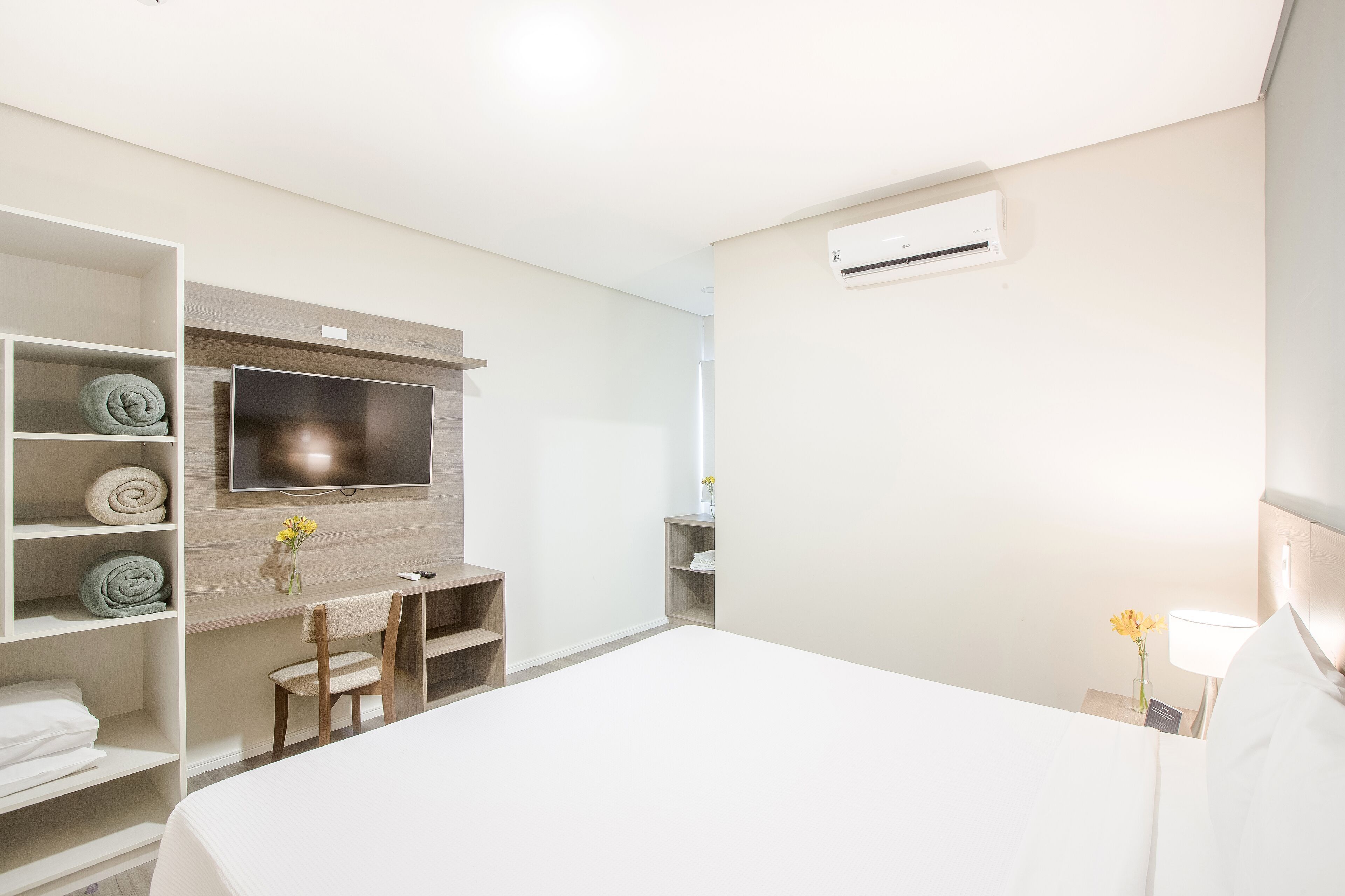 Minibar, espacio para trabajar con laptop y cortinas blackout 