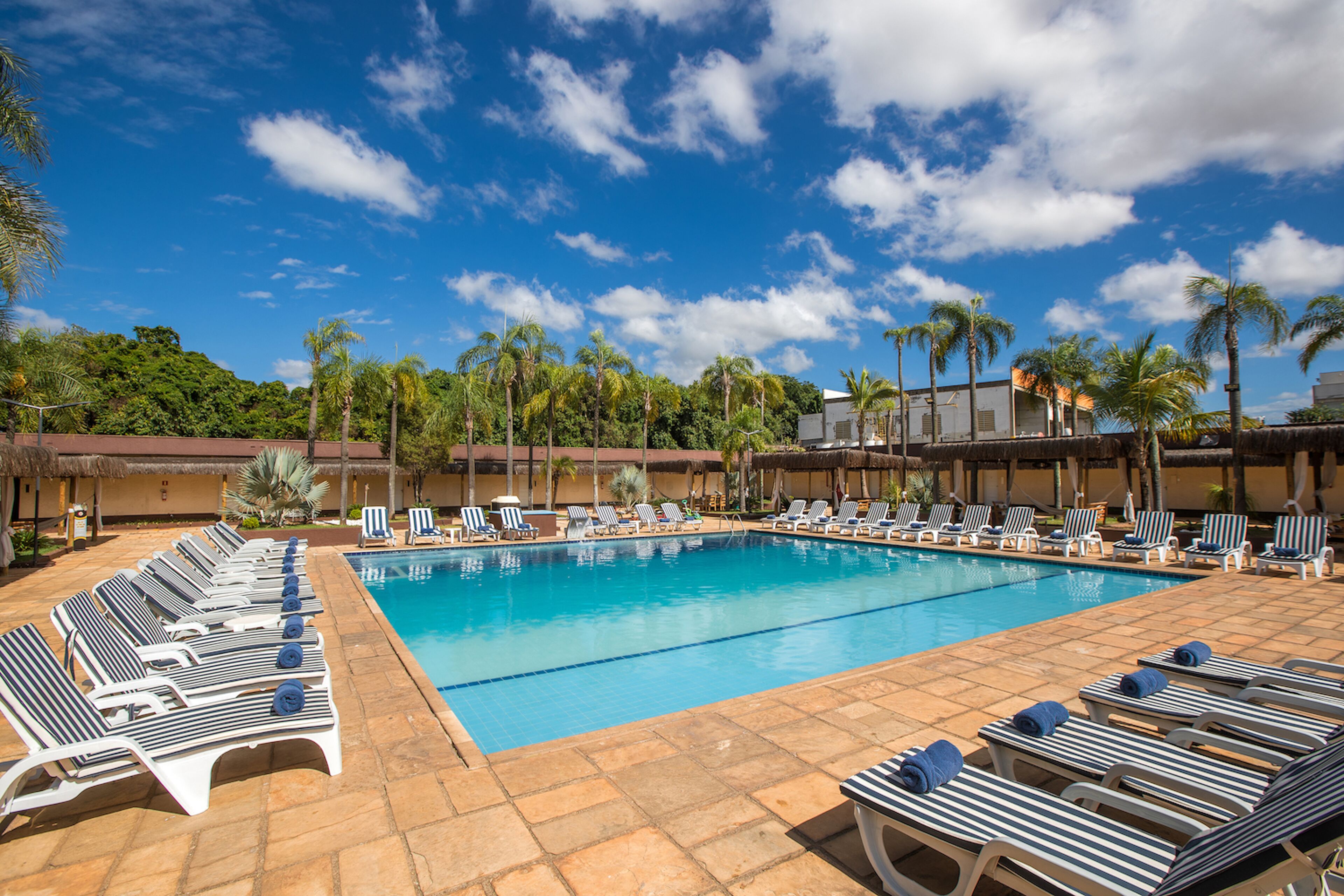 室外泳池；09:00 至 20:00 開放；泳池傘、躺椅