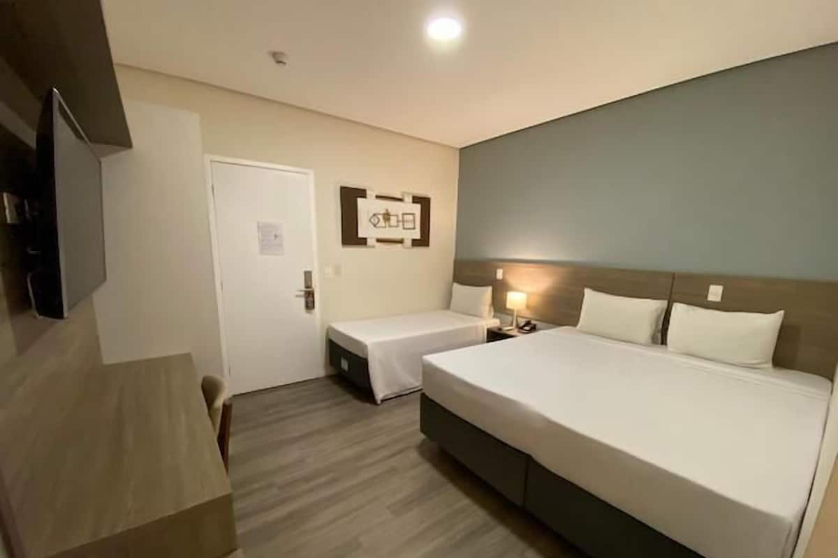 Minibar, postazione laptop, tende oscuranti, Wi-Fi gratuito