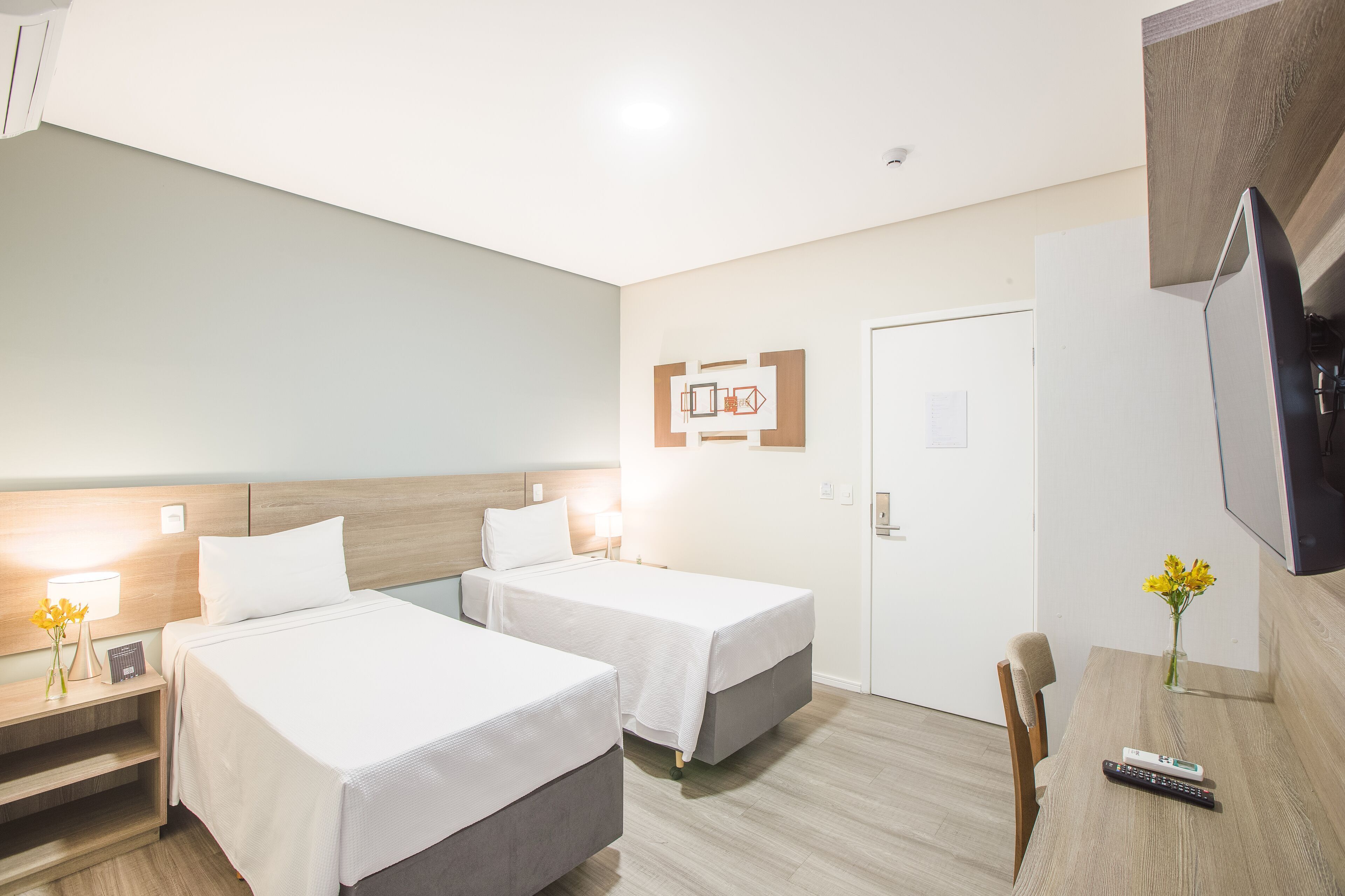 Minibar, espacio para trabajar con laptop y cortinas blackout 